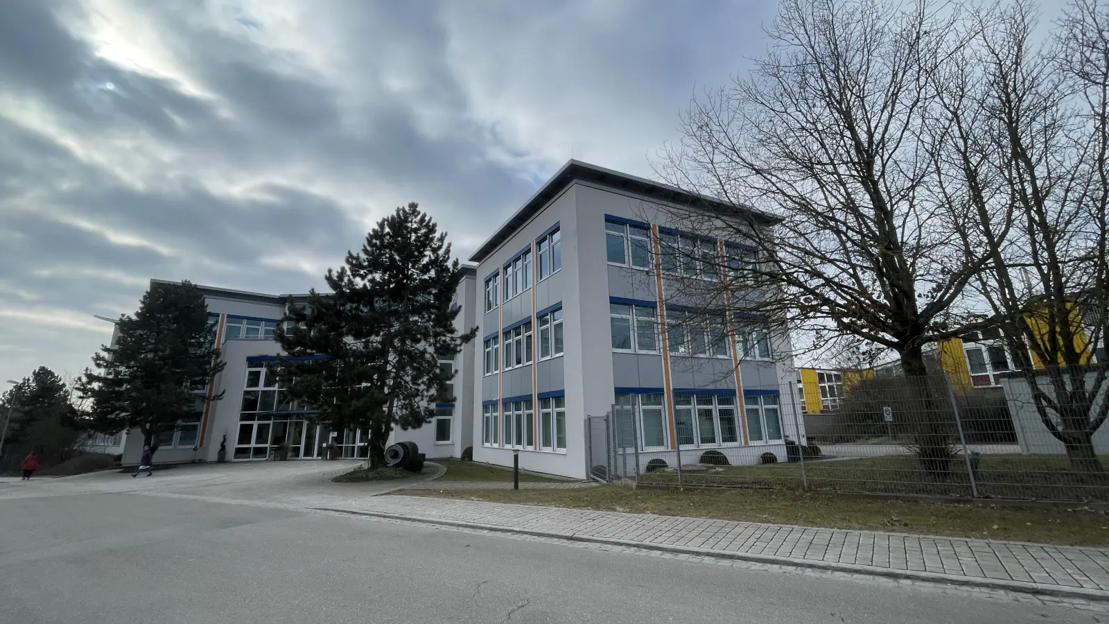 Zwischen den Wolken am Mekra-Lang-Standort in Ergersheim lässt sich die Sonne erahnen: So kann man ganz generell auch die wirtschaftliche Lage zusammenfassen, es herrscht vorsichtiger Optimismus. (Foto: Gerhard Krämer)