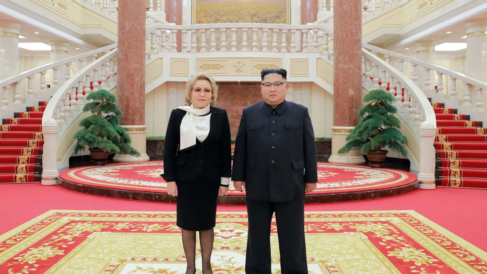 Valentina Matwijenko - hier bei einem Treffen mit Nordkoreas Staatschef Kim Jong Un - gilt als enge Vertraute von Kremlchef Wladimir Putin noch aus Petersburger Zeiten. (Archivbild) (Foto: -/KCNA/dpa)