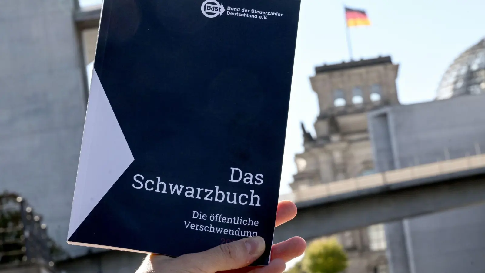 Im Schwarzbuch listet der Bund der Steuerzahler jedes Jahr Beispiele auf, wo aus seiner Sicht Steuergelder verschwendet wurden - und kritisiert unter anderem die Ausgaben des Bundestags. (Foto: Britta Pedersen/dpa)