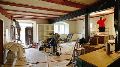 Mit ruhiger Hand erneuern die Restauratoren die wiederentdeckten Malereien an der Decke im Eingangsbereich. (Foto: Jim Albright)