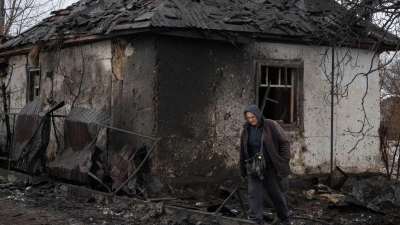 Ein Anwohner geht an einem Haus vorbei, das von einem russischen Raketenangriff beschädigt wurde. (Foto: Efrem Lukatsky/AP/dpa)