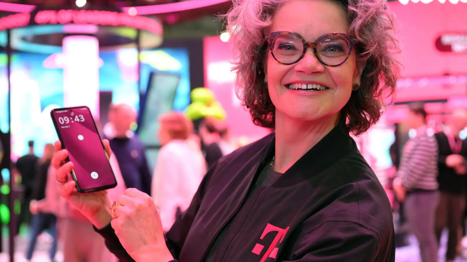 Telekom-Vorständin Claudia Nemat hält große Stücke auf das neue Smartphone ihrer Firma. (Foto: Wolf von Dewitz/dpa)