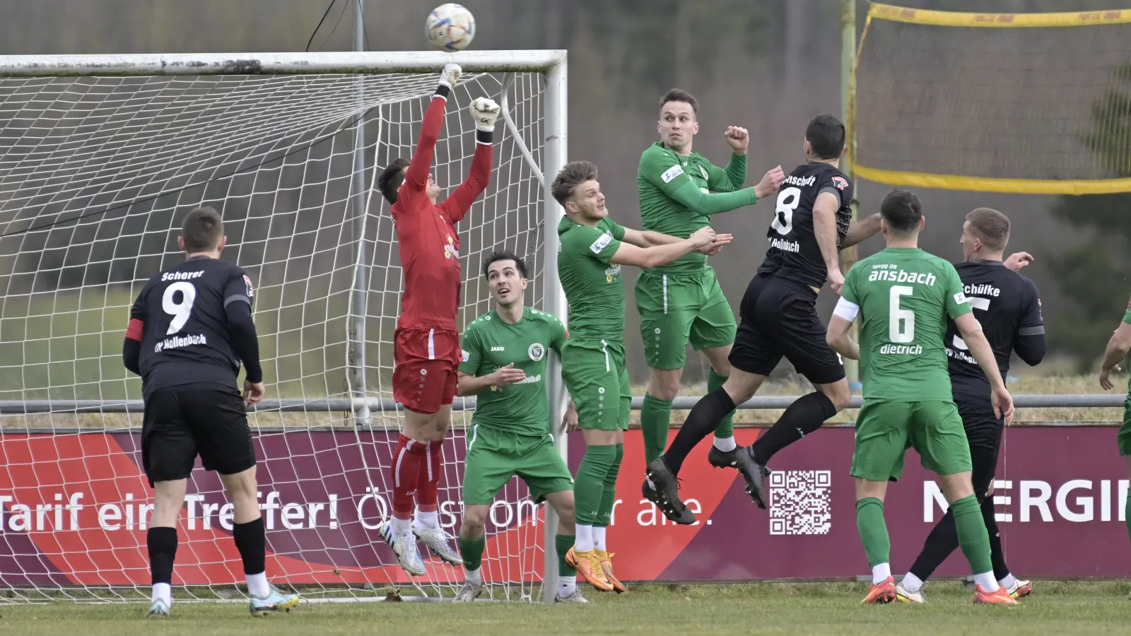 Ansbachs Torhüter Sebastian Heid (in rot) zeigte sich bei zwei gefährlichen Freistößen des FSV Hollenbach auf dem Posten. (Foto: Martin Rügner)