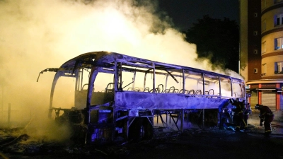 Rauch steigt bei nächtlichen Krawallen aus einem ausgebrannten Bus in Nanterre. (Foto: Lewis Joly/AP/dpa)