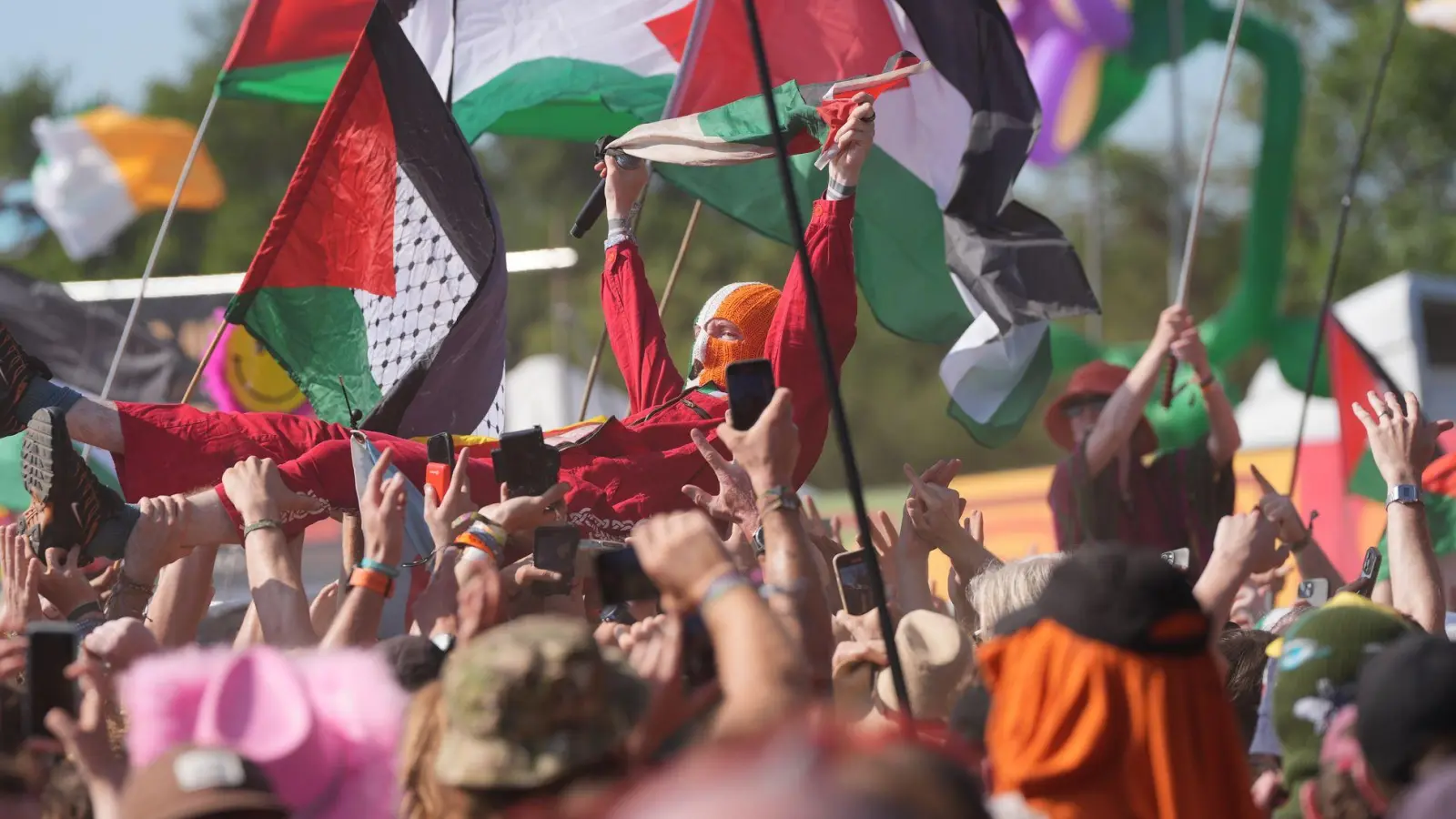 Auch das nordirische Hip-Hop-Trio Kneecap ist wegen ähnlicher Vorwürfe in die Kritik geraten. (Foto: Yui Mok/PA Wire/dpa)