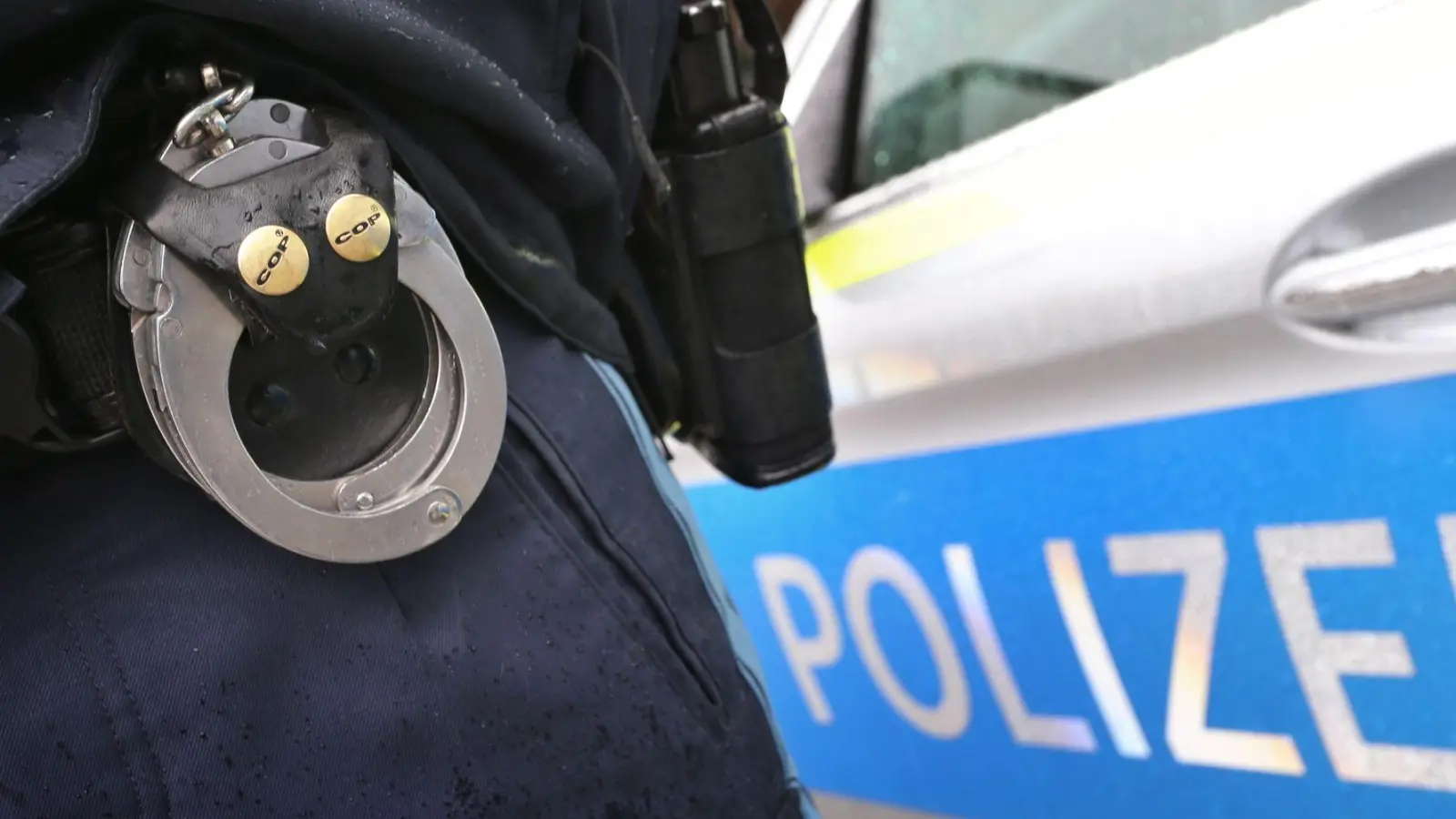 Polizisten nahmen den 41-Jährigen in der Wohnung des Paares fest. (Symbolbild) (Foto: Karl-Josef Hildenbrand/dpa)