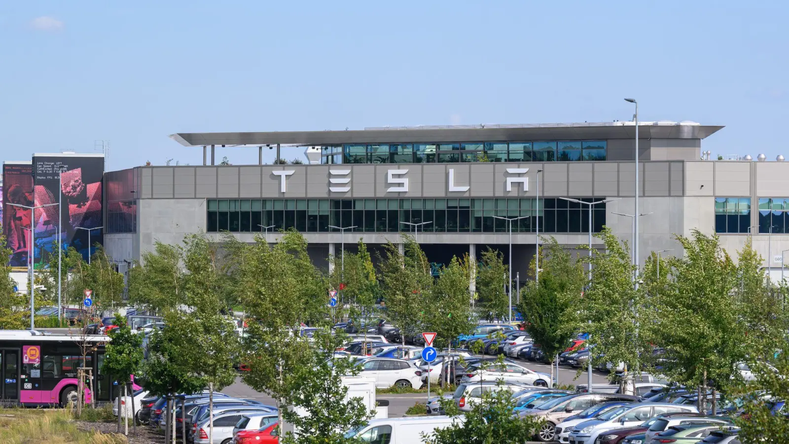 Das abgespeckte Model Y für Europa wird in Grünheide bei Berlin gebaut. (Archivbild)  (Foto: Patrick Pleul/dpa)