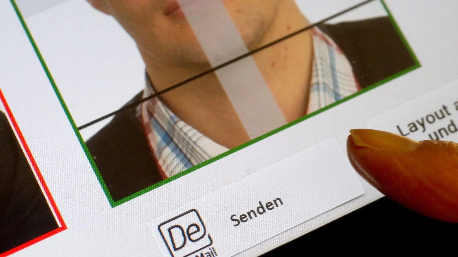 Ab August ist auf den Bürgerämtern Schluss mit Papierfotos. (Archivbild) (Foto: Swen Pförtner/dpa)