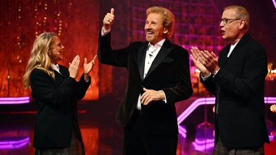 Moderator Thomas Gottschalk mit Günther Jauch und Barbara Schöneberger. (Foto: Julia Feldhagen/RTL/dpa)