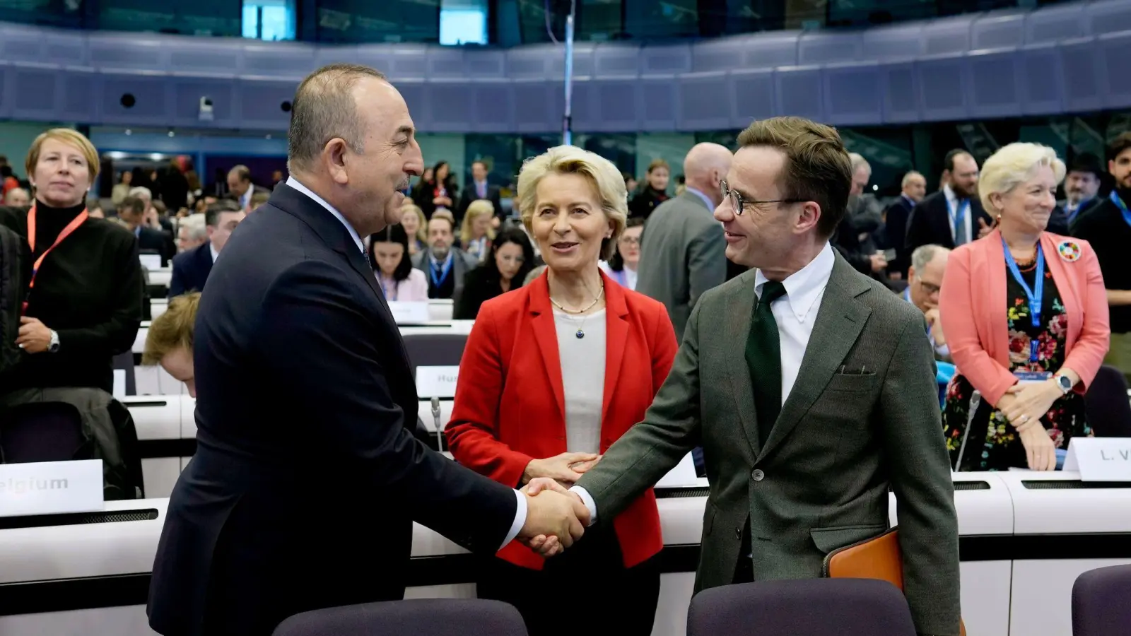 Handschlag in Brüssel: der türkiche Außenminister Mevlut Cavusoglu (l) und Schwedens Ministerpräsident Ulf Kristersson. In der Mitte: EU-Kommissionspräsidentin Ursula von der Leyen. (Foto: Virginia Mayo/AP/dpa)