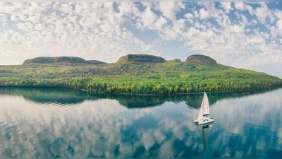 Auf der Sibley-Halbinsel im Lake Superior gelegen: „Sleeping Giant“, eine imposante Felsformation. (Foto: Goh Iromoto/Tourism Thunder Bay/dpa-tmn)