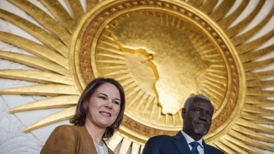 Außenministerin Annalena Baerbock steht neben Moussa Faki Mahamat, dem Vorsitzenden der Kommission der Afrikanischen Union. (Foto: Michael Kappeler/dpa)