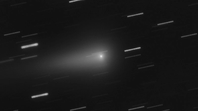 In der Mitte ist der Komet 3I/Atlas zu sehen. Die Sterne im Hintergrund erscheinen als Lichtspuren, weil die Aufnahme aus mehreren nacheinander aufgenommen Einzelbildern zusammengesetzt wurde. (Foto: O. Hainaut/ESO/dpa)