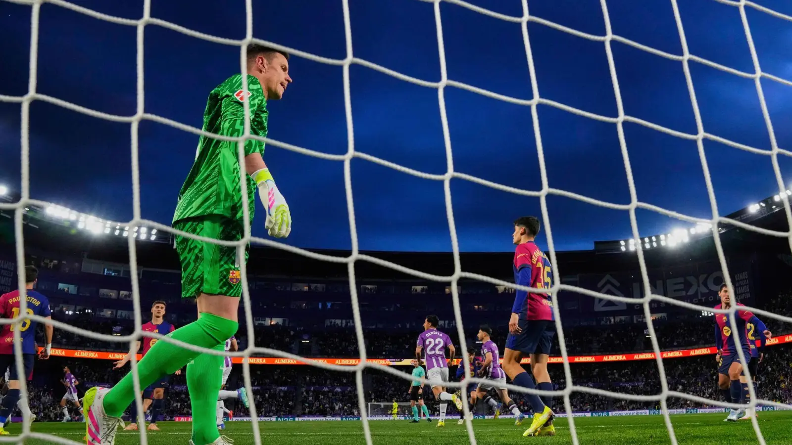 Ein Ex-Nationalspieler rät Torwart Marc-André ter Stegen zum Weggang aus Barcelona.  (Foto: Manu Fernandez/AP/dpa)