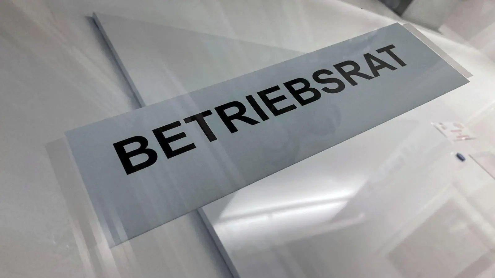 Gekündigte Arbeitnehmer dürfen trotz Kündigung bei einer Betriebsratswahl kandidieren (Foto: Nicole Becker/dpa)