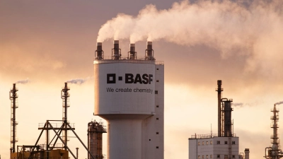 Der BASF-Standort Ludwigshafen soll wettbewerbsfähiger werden. (Archivbild) (Foto: Uwe Anspach/dpa)