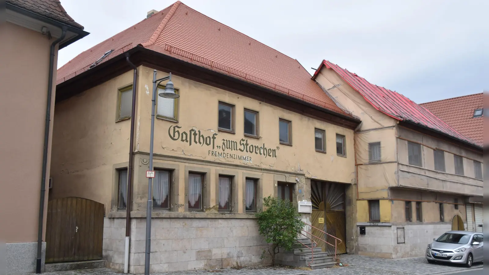 Die Sanierung der ehemaligen Storchen-Gaststätte, das so genannte Czasch-Anwesen, ist heuer der größte Einzelposten im Markt Bibarter Etat. (Foto: Andreas Reum)