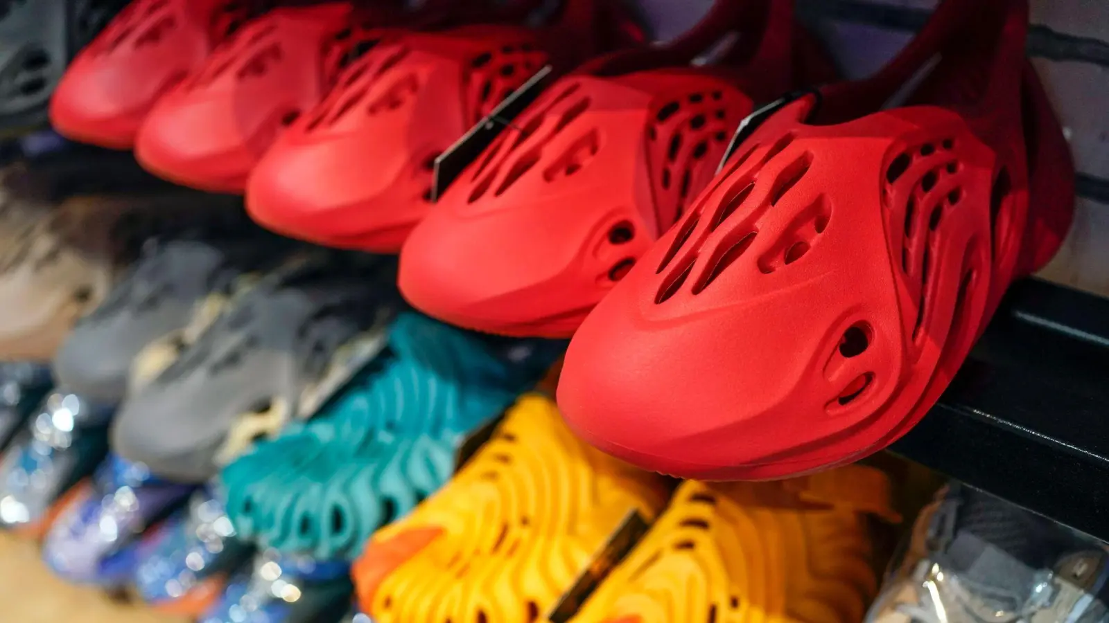 Yeezy-Schuhe von Adidas werden im Laced Up, einem Sneaker-Wiederverkaufsladen ausgestellt. (Foto: Seth Wenig/AP/dpa/Archivbild)