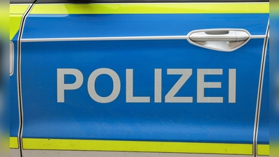 Polizei und Feuerwehr waren in Mehrfamilienhaus im Einsatz, nachdem dort eine reizende Flüssigkeit versprüht wurde. (Symbolbild) (Foto: Jan Woitas/dpa)