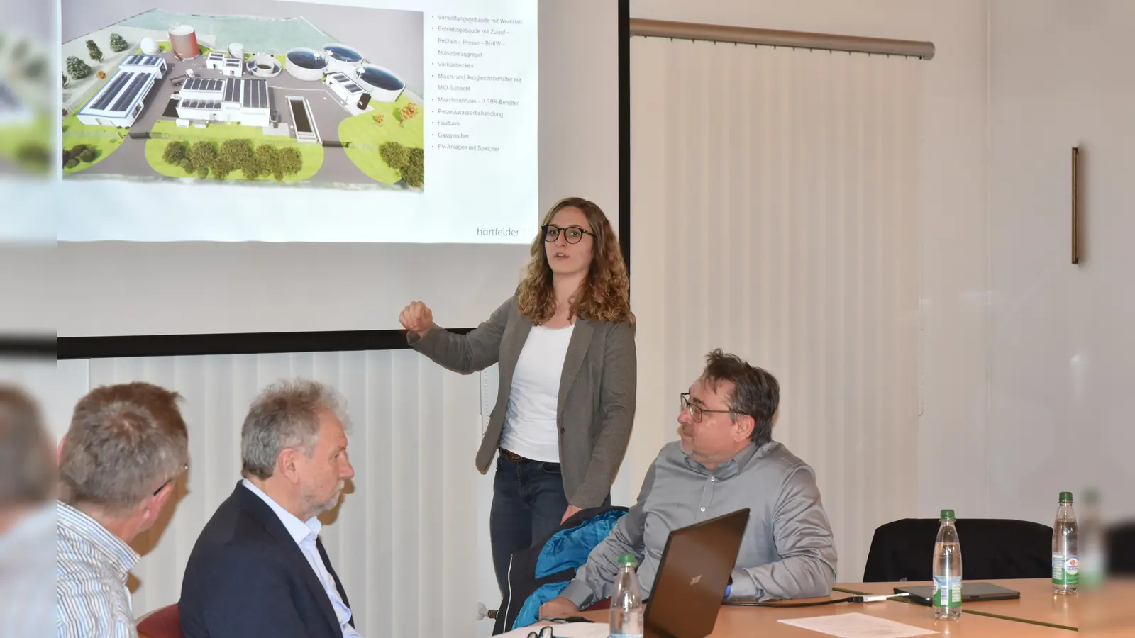 Die mit dem Projekt betreute Bauingenieurin Jaqueline Ehrmann erklärte den aktuellen Planungsstand für die Aischgrund Kläranlage. Rechts Diplom-Ingenieur Uwe Härtfelder. (Foto: Anita Dlugoß)