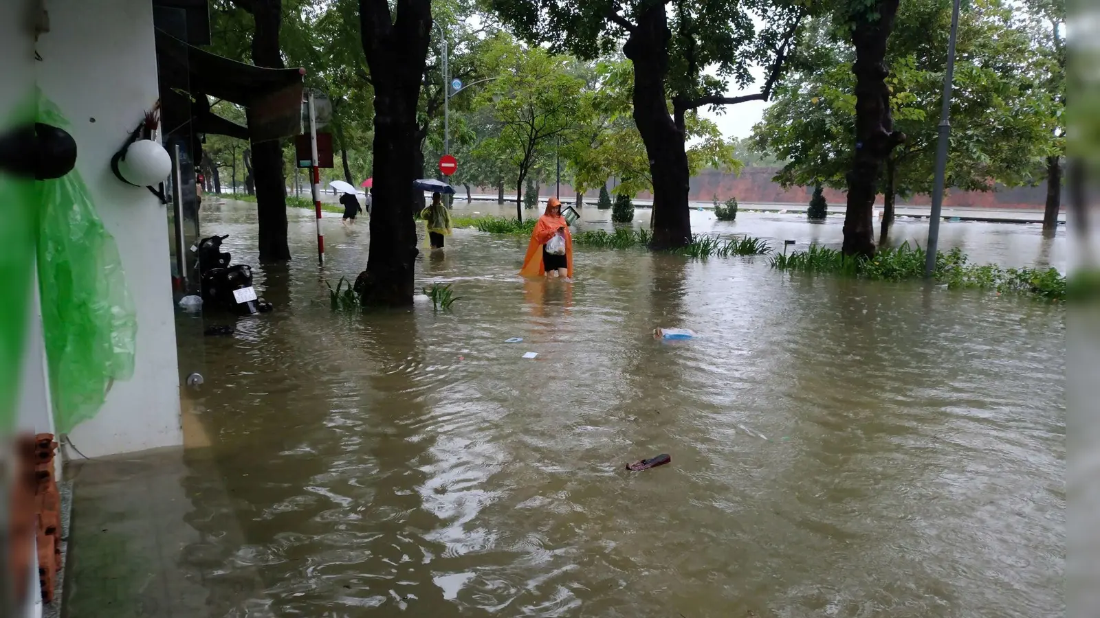 Viele Straßen in Hue standen unter Wasser.  (Foto: Hoang Le Y Minh/dpa)