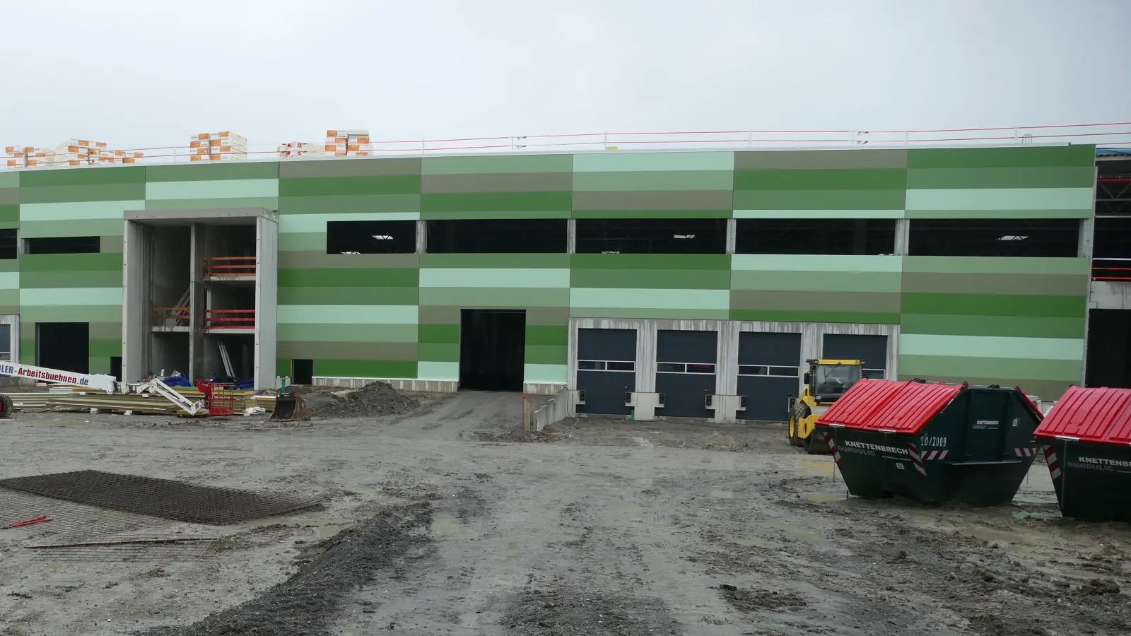 Blick auf den Rohbau des Projekts, das im Burgbernheimer Industriegebiet umgesetzt wird.<br> (Foto: Helmut Meixner)