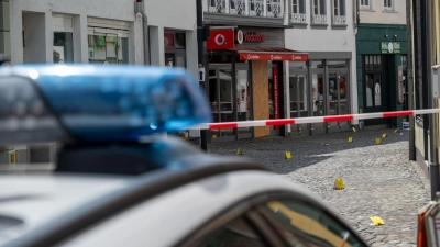 Markierungstafeln der Spurensicherung am Tatort in Wittlich. (Foto: Harald Tittel/dpa)