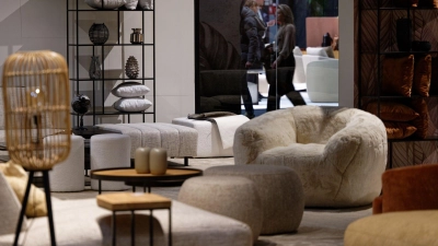 Möbel bei der Einrichtungsmesse IMM im Jahr 2024. Für 2025 wurde die Messe abgesagt. (Archivbild) (Foto: Henning Kaiser/dpa)