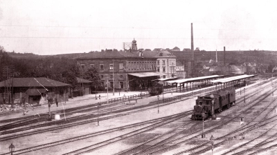 Der Ansbacher Bahnhof, wie er vor der Zerstörung im Zweiten Weltkrieg ausgesehen hat: Vor 100 Jahren gab die Zeitung Tipps für eine angenehme Reise mit dem Zug.  (Foto: Alexander Biernoth)