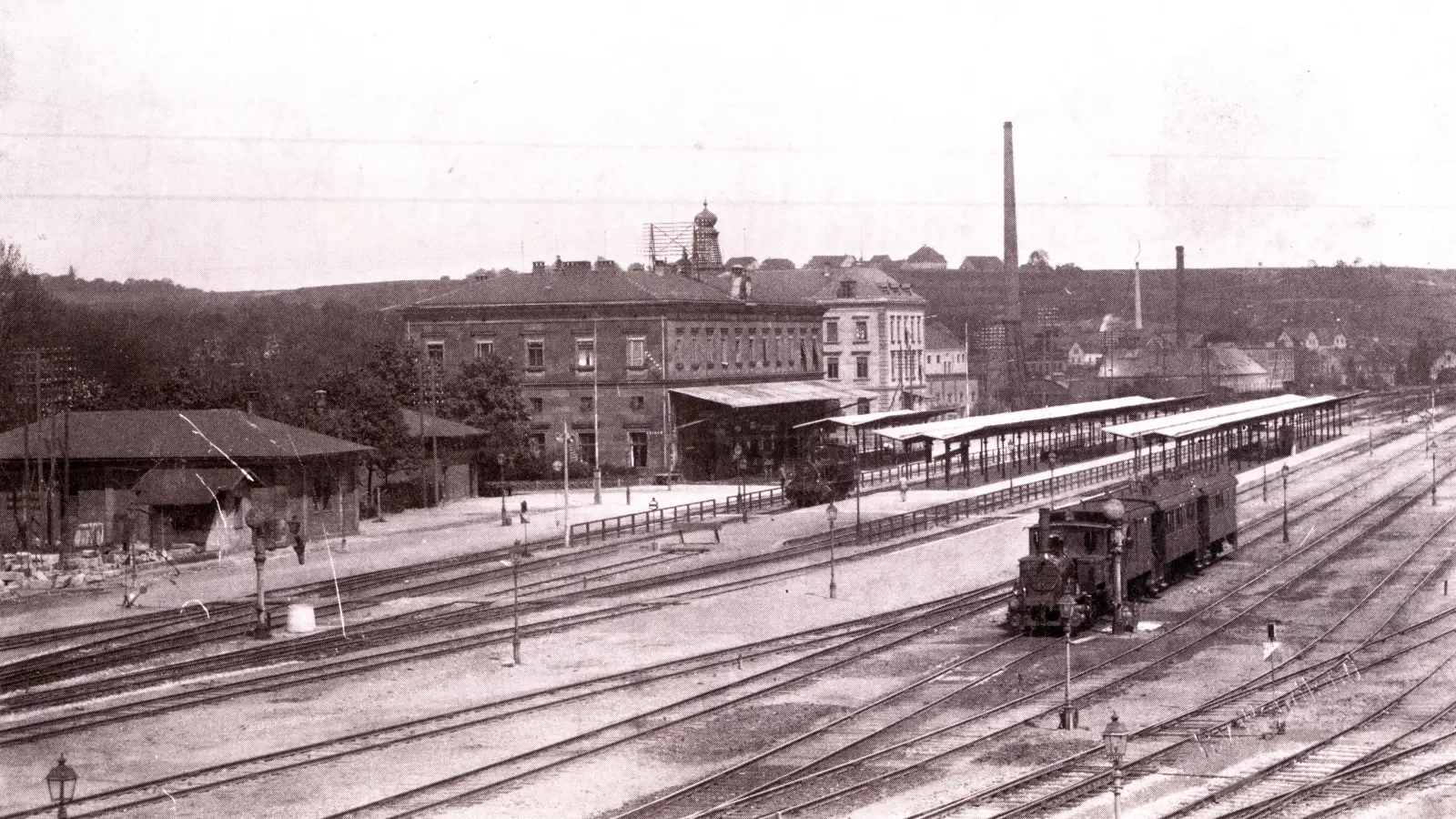 Der Ansbacher Bahnhof, wie er vor der Zerstörung im Zweiten Weltkrieg ausgesehen hat: Vor 100 Jahren gab die Zeitung Tipps für eine angenehme Reise mit dem Zug.  (Foto: Alexander Biernoth)