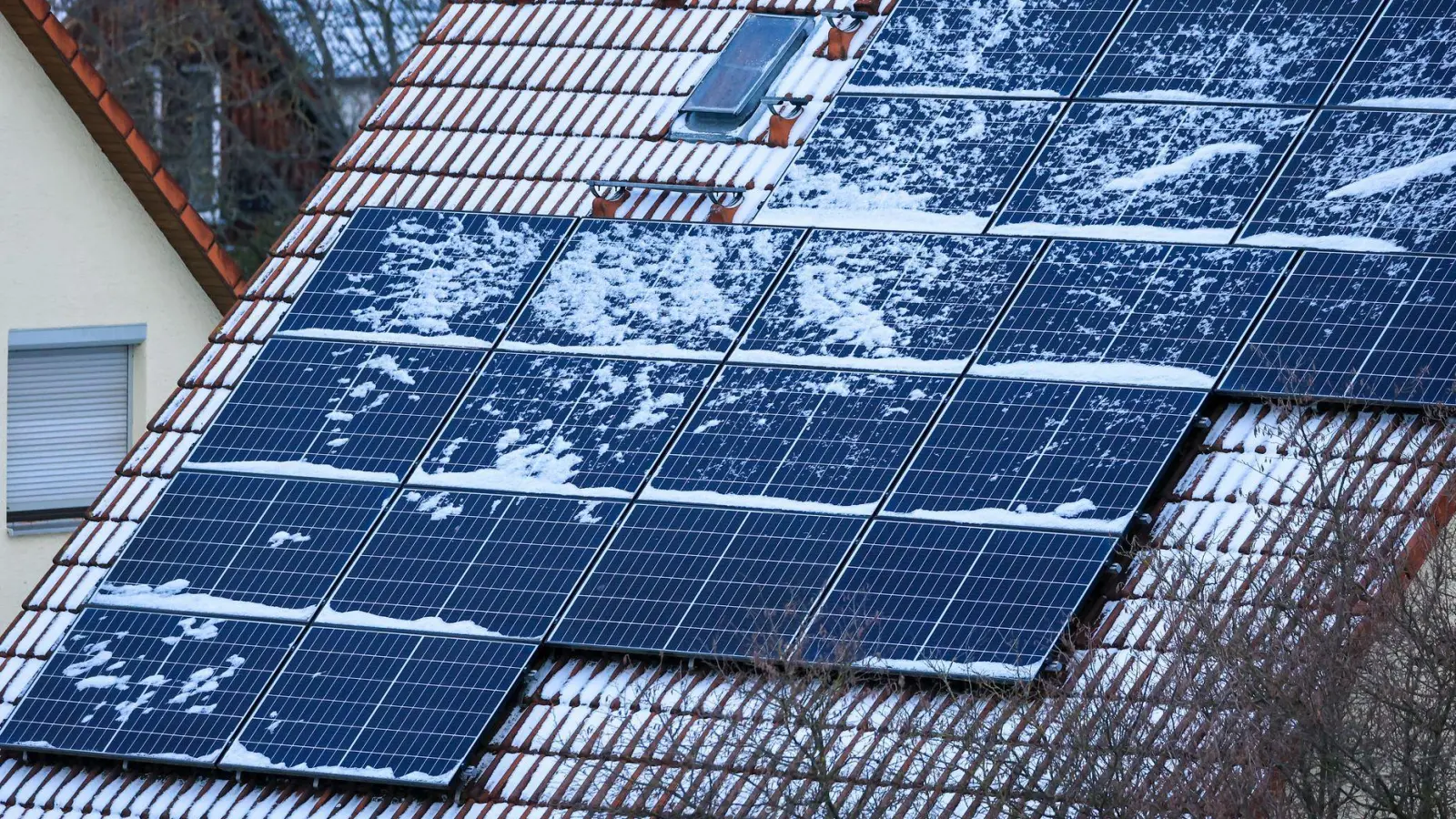 Wenn der Schnee taut: Jetzt Dachziegel, Rinnen und Anschlüsse kontrollieren. (Foto: Jan Woitas/dpa/dpa-tmn)