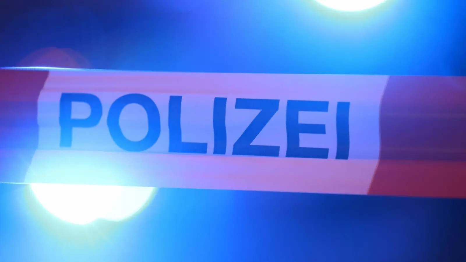 Die Polizei durchsuchte das Schulgebäude - und fand einen Schüler mit einer Waffenattrappe. (Symbolbild) (Foto: David Young/dpa)