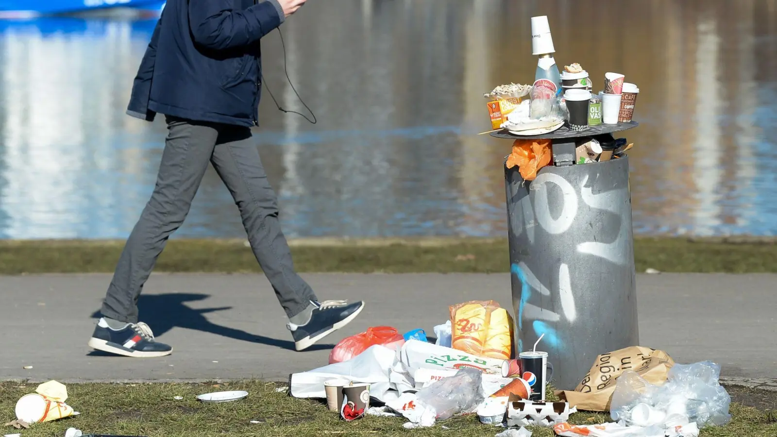 Kein seltenes Bild: Neben einem Mülleimer liegt Partymüll. (Foto: Jens Kalaene/dpa-Zentralbild/dpa)