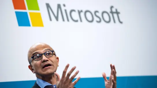 Satya Nadella, CEO von Microsoft. Der Konzern wird umfassende KI-Funktionen in seine Büro-Anwendungen integrieren. (Foto: Bernd von Jutrczenka/dpa)