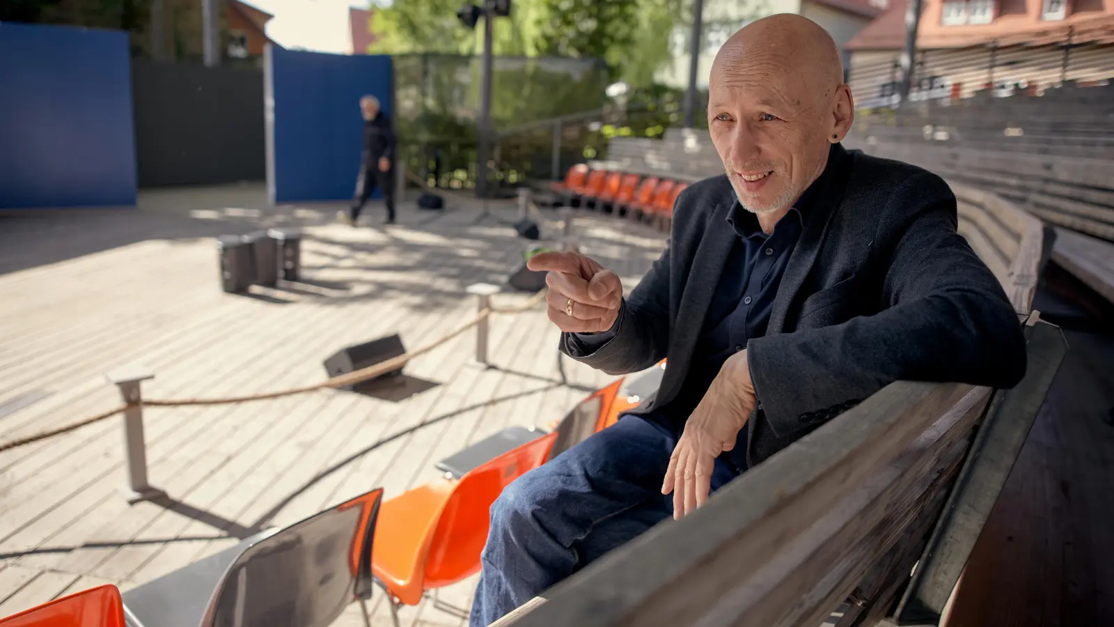 Peter Cahn, Intendant des Landestheaters Dinkelsbühl, im Gespräch über künftige Stücke, die auf der Freilichtbühne im Hintergrund gespielt werden. (Foto: Tizian Gerbing)