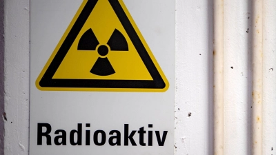 Ein Warnhinweis „Radioaktiv“ hängt an einer Wand. (Foto: Sina Schuldt/dpa/Symbolbild)