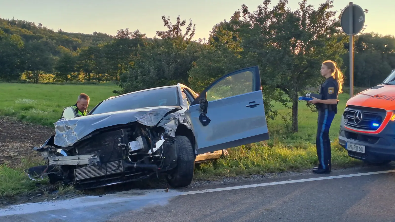 Auf der Bundesstraße 13 bei Marktbergel – auf Höhe der Munasiedlung – ereignete sich am Freitagabend ein schwerer Unfall. (Foto: Gerhard Kallert)