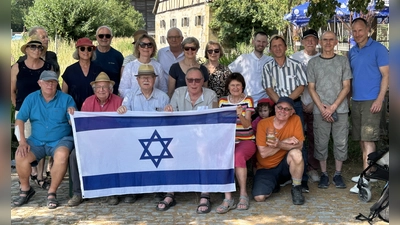 Esther Limburg-Klaus (Vierte von links), Oliver Mayer-Rüth (rechts) sowie Mitglieder des Freundeskreises und der Jüdischen Kultusgemeinde. (Foto: Levent Özdil)