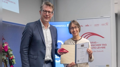 Wissenschaftsminister Markus Blume überreicht Prof. Dr. Sibylle Gaisser den Bayerischen Preis für Gute Lehre 2025. (Foto: StMWK/Axel König)