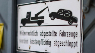 Dürfen widerrechtlich abgestellte Fahrzeuge den Autobesitzer 4935 Euro kosten? (Foto: Jan Woitas/dpa)