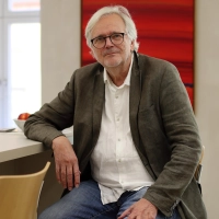 Will den „Zerbrochnen Krug” mit einem „heutigeren Sprechduktus” spielen lassen: der Regisseur Klaus Kusenberg. Premiere hat seine Inszenierung am 24. Oktober im Landestheater Dinkelsbühl. (Foto: Thomas Wirth)