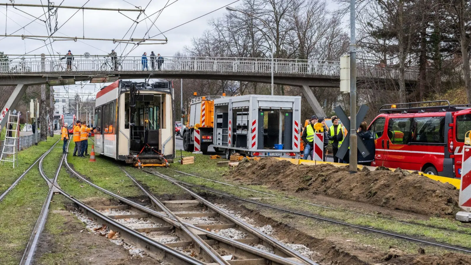 Mitarbeiter der Freiburger Verkehrs-AG (VAG) bergen eine Straßenbahn, die bei einem Zusammenstoß mit einer anderen Bahn auseinandergerissen wurde. (Foto: Philipp von Ditfurth/dpa)