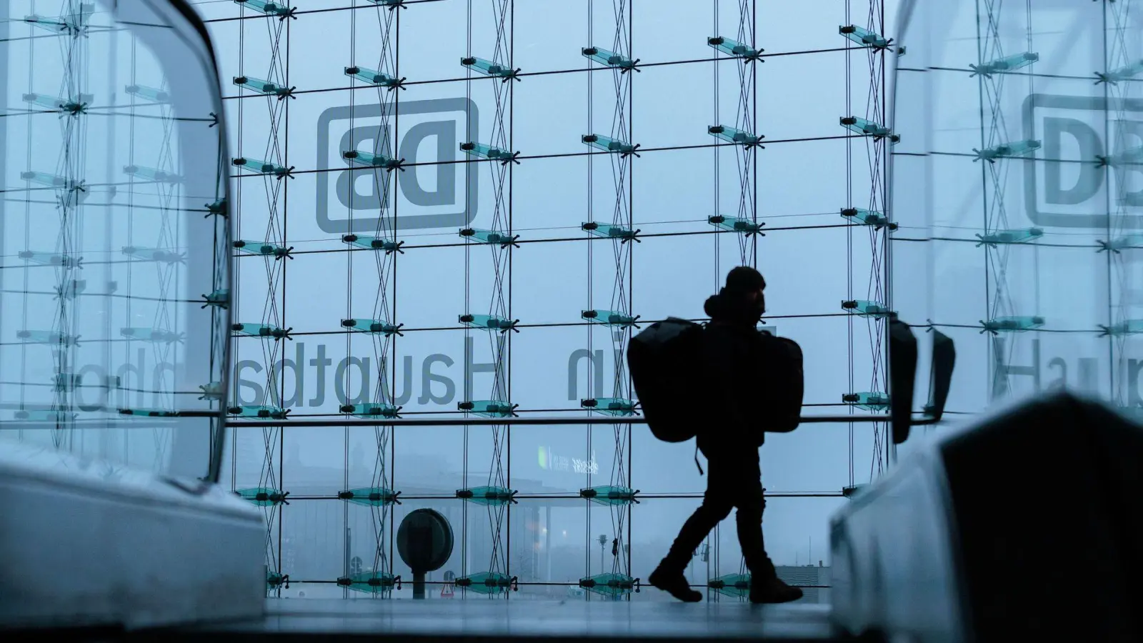 Zwei Tickets für einen Zug: Auch eine durchgängige Verbindung kann man theoretisch in separate Buchungen aufteilen. (Foto: Carsten Koall/dpa)