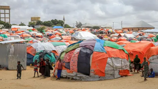 Überschwemmungen, Dürre und der steigende Meeresspiegel haben diese Kinder aus ihrer Heimat vertrieben - nun leben sie in behelfsmäßigen Unterkünften am Stadtrand von Mogadischu. (Foto: Farah Abdi Warsameh/AP/dpa)