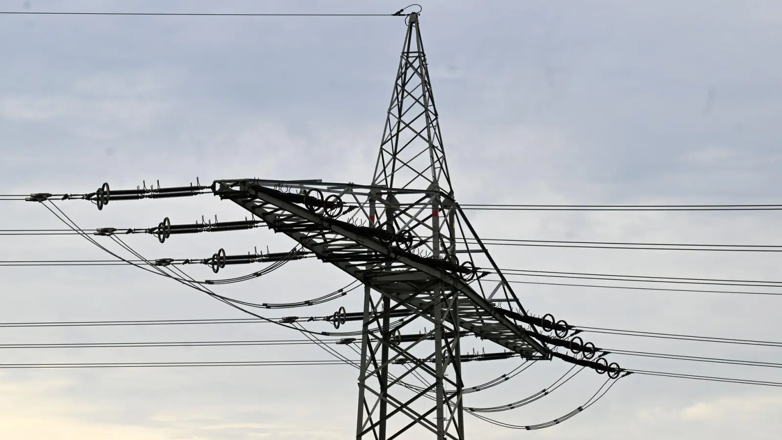 Die Fulda–Main-Leitung soll ab voraussichtlich 2031 die Umspannwerke Mecklar und Dipperz in Hessen mit dem Umspannwerk Bergrheinfeld/West in Bayern verbinden. (Symbolfoto) (Foto: Roberto Pfeil/dpa)