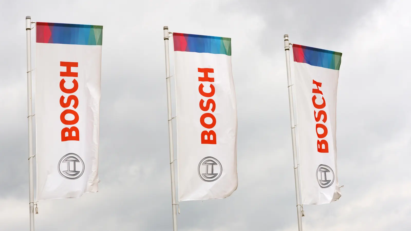 Die Bosch-Fahnen flattern vor dem Werkstor im Ortsteil Brodswinden. Es kommen härtere Zeiten auf den Ansbacher Standort zu. (Archivfoto: Jim Albright)