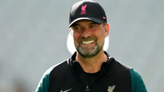 Jürgen Klopp, Trainer des FC Liverpool, lächelt während einer Trainingseinheit im Stade de France. (Foto: Frank Augstein/AP/dpa/Archivbild)