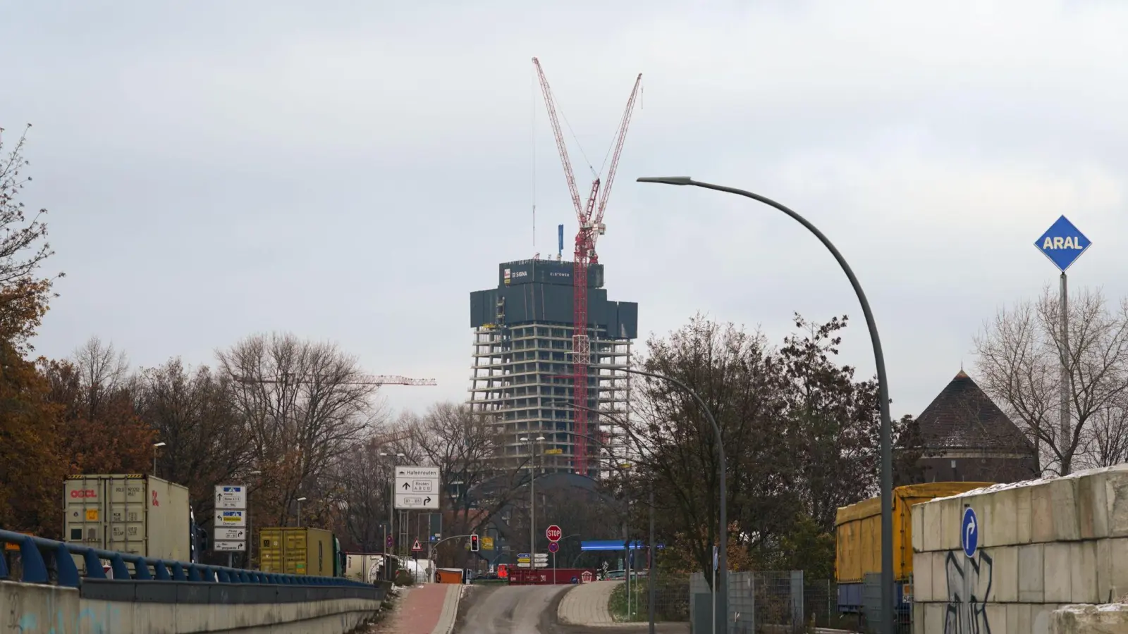 In Hamburg baut Signa den 245 Meter hohen Elbtower. Das Projekt steht derzeit still. (Foto: Marcus Brandt/dpa)