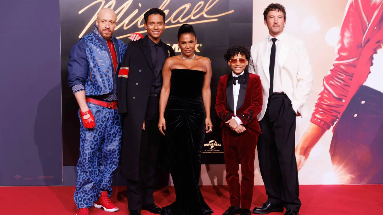 Der Cast vom Biopic „Michael“ mit Jaafar Jackson (2. v. l.) kam zur internationalen Premiere in Berlin. (Foto: Carsten Koall/dpa)