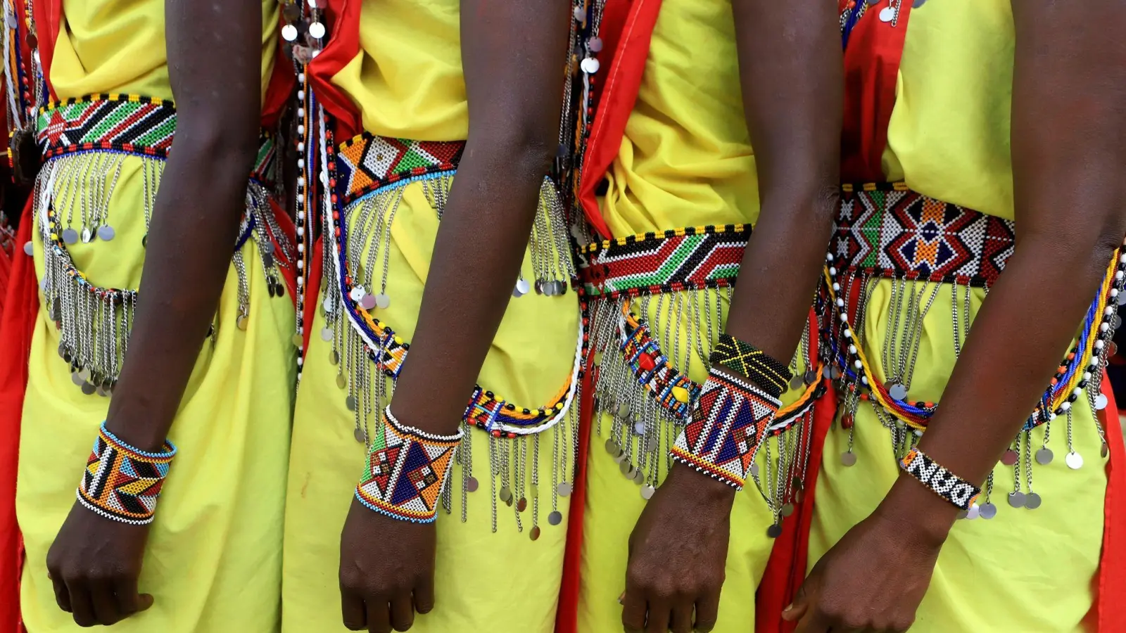 Weibliche Maasai tragen während eines Kulturfestivals im Maasai Mara Nationalreservats in Kenia traditionelle Kostüme. Die Hirtengemeinschaft der Maasai ist eine der wenigen, die noch alte Rituale, Kultur und Traditionen pflegen. (Foto: Uncredited/AP/dpa)